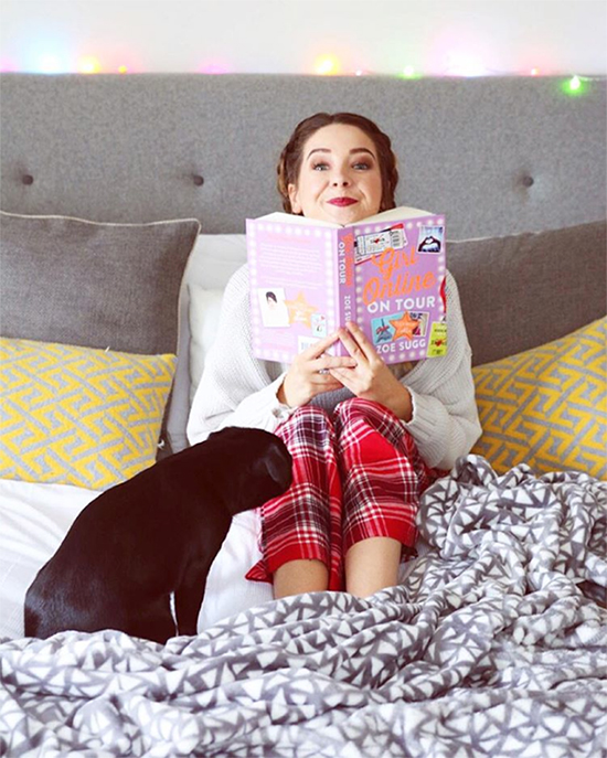 Zoella es más de posar en pijama y zapatillas en el sofá. © Instagram @zoella