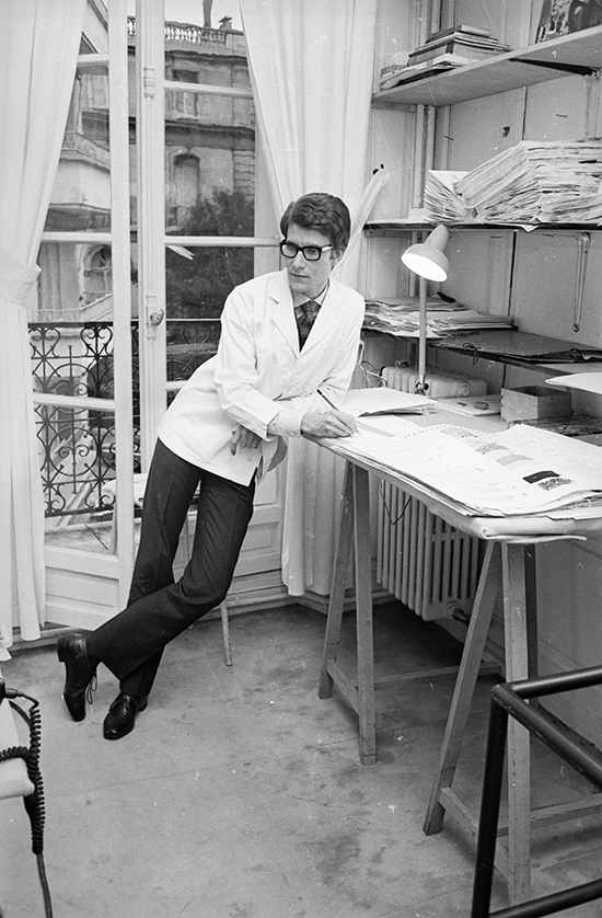 Yves Saint Laurent en 1965, trabajando en la que ya era su propia casa de costura tras su paso por Dior. © Getty Images