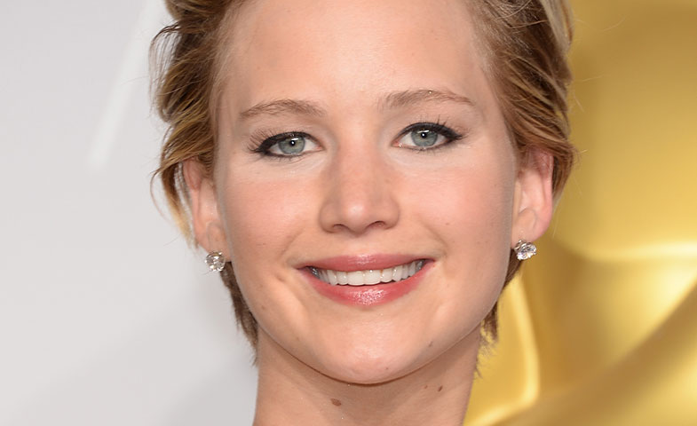 Maquillaje fallido el de JLaw en los Oscar 2014: con los flashes, el iluminador se marcaba en exceso como si llevara una máscara. © Getty Images