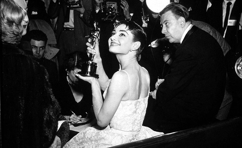 Audrey Hepburn en 1954 con su Oscar por 'Vacaciones en Roma'. © Cordon Press