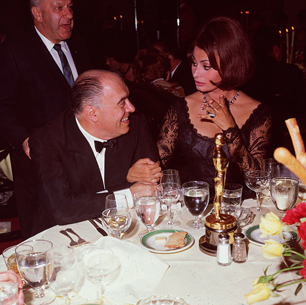 Sophia Loren y su marido, el productor Carlo Ponti, en la cena de los Oscar en 1962 (mucho antes de que se empezara a preguntar '¿de qué firma vas vestida?'. © Getty Images