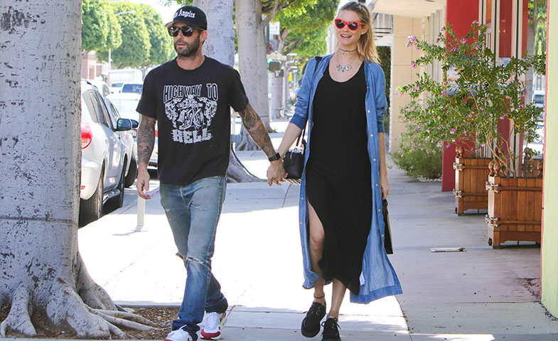 Adam y Behati, embarazada, paseando por Los Angeles este fin de semana. © Cordon Press