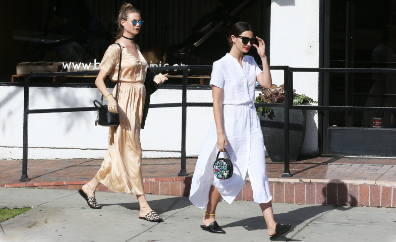 Behati Prinsloo y Lily Aldridge paseando por Los Ángeles y ratificando la tendencia, ambas con babuchas. © Cordon Press
