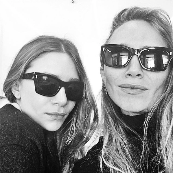 Así es el primer selfie de las Olsen: en blanco y negro y con los ojos cubiertos. ¡Predecible! © Instagram