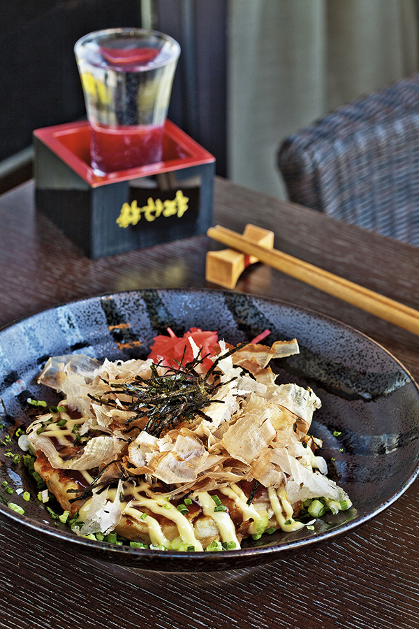 El Okonomiyaki, o pizza japonesa, es una especie de tortilla campesina con verduras, carnes, mariscos... y todo tipo de salsas. © Young-Ah Kim