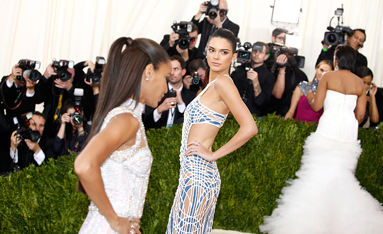 Kendall Jenner, de Atelier Versace, y la pomposa cola del vestido de Jennifer Hudson al fondo. © Cordon Press