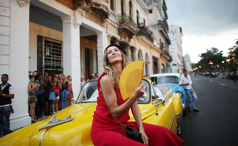 Gisele Bündchen posa ante las cámaras antes del desfile de Chanel en Cuba. © Cordon Press