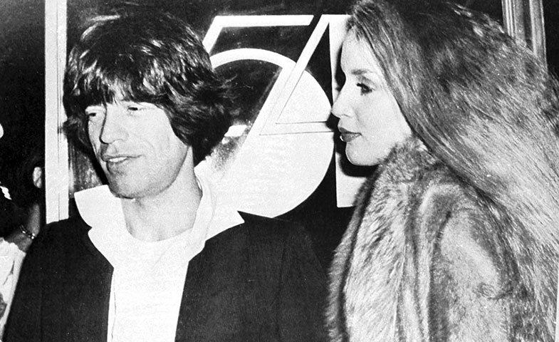 Mick Jagger y Jerry Hall saliendo de Studio 54 en 1978. © Cordon Press