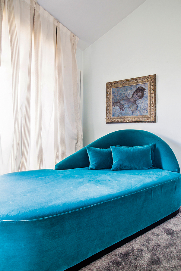 Como la mujer del cuadro, la chaise longue, en un intenso azul, invita a soñar.
