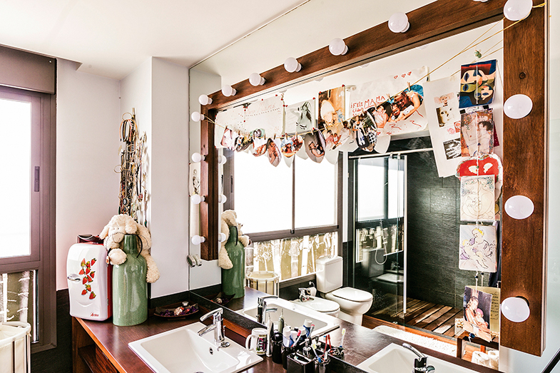 El baño, presidido por un espejo “muy teatral”, con fotos de las hijas de la actriz.