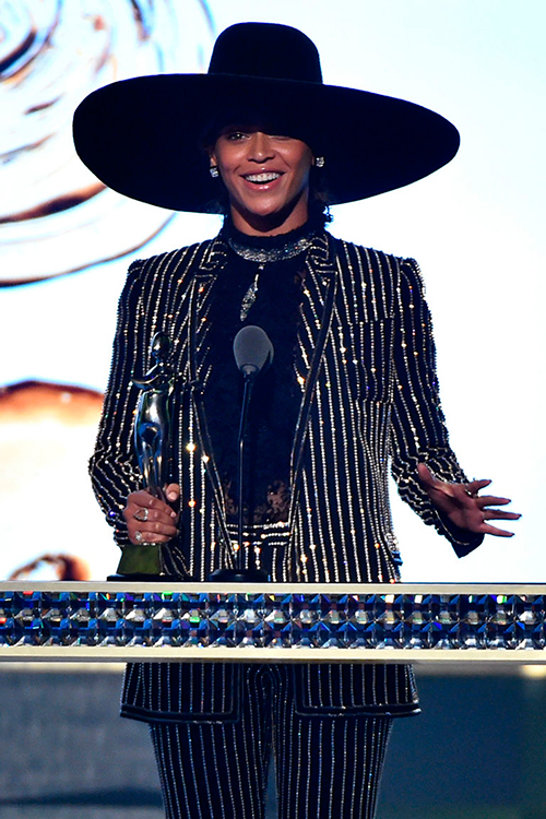 Beyoncé aprovechó sus minutos sobre el escenario para lanzar un mensaje al mundo general (y a la industria de la moda en particular).