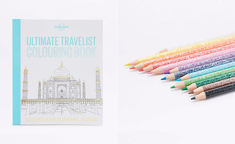Libro de viajes para colorear (15€) y kit de lápices (13€), ambos de Urban Outfitters. 