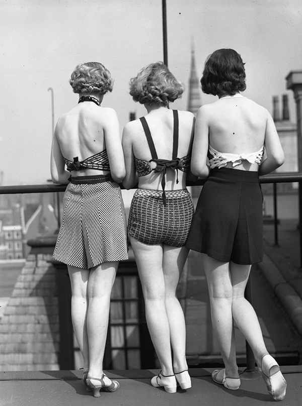En 1935, varias mujeres con un traje de baño de dos piezas. © Getty Images 