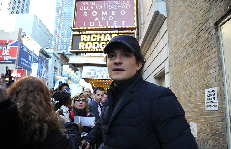 Orlando Bloom atiende a sus fans a la salida del teatro. © Cordon Press