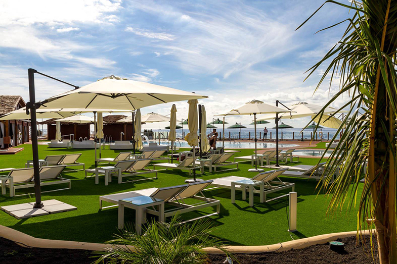 Amadores ofrece Spa Lounge, con piscina, solárium e incluso una zona dedicada al champán.