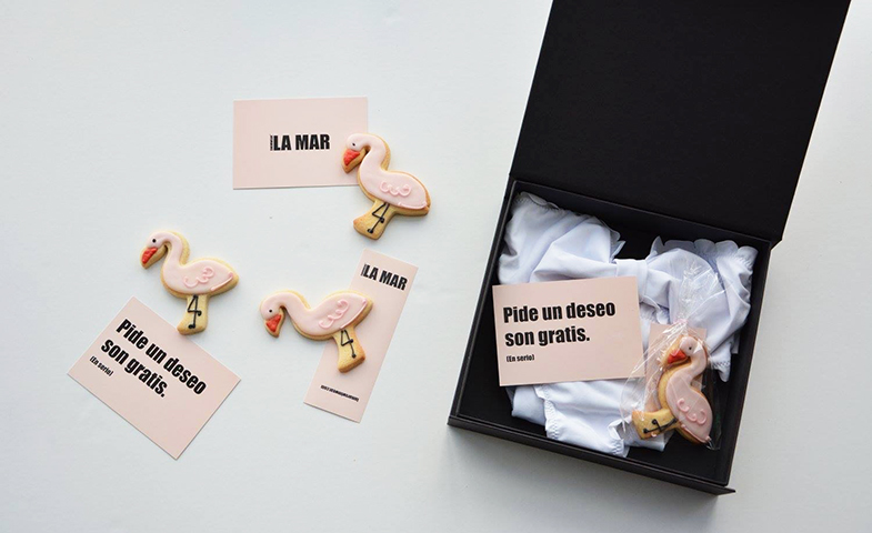 La firma de bañadores Lamar Swimwear incluye en su paquete un mensaje motivacional ¡y hasta una galleta con forma de flamenco! @ Instagram lamar_swimwear