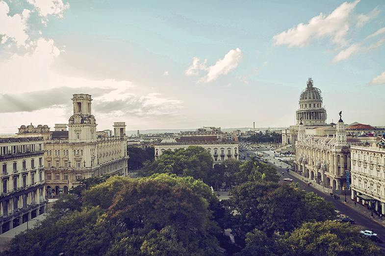 Desde la azotea del Hotel Iberostar Parque Central, se contempla una vista privilegiada de la ciudad con el Capitolio como protagonista.