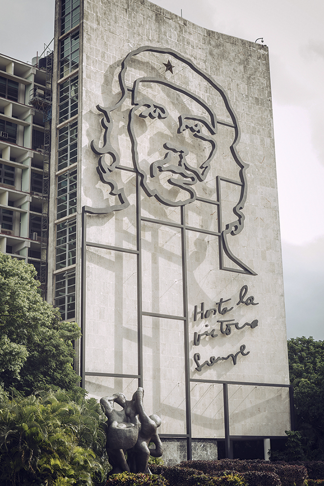 En la Plaza de la Revolución, sigue presente el espíritu de Ernesto Ché Guevara con su legendaria frase: “Hasta la victoria, siempre”.