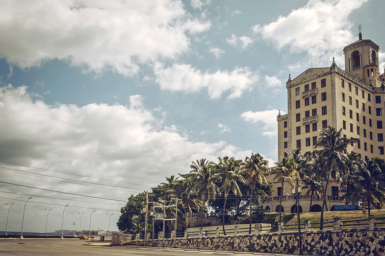 El Hotel Nacional, junto al Malecón, es un monumento en sí mismo. Sus paredes han sido el escenario de reuniones mafiosas, amores de cine y encuentros de celebridades.