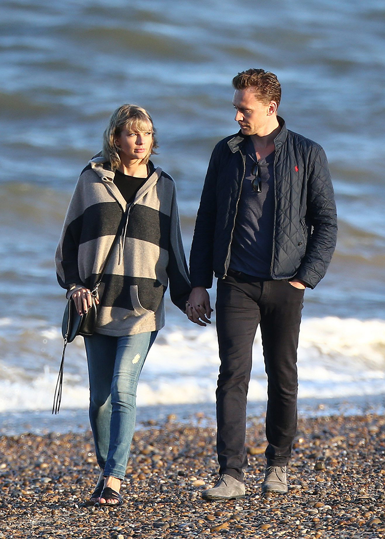 La mediática pareja paseando cogidos de la mano por la playa. © Cordon Press