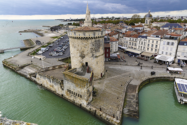 La Torre de la Linterna vista desde la Torre de Saint Nicolas, en el puerto de La Rochelle.
