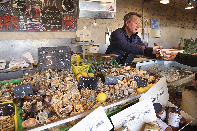 Vendedor especialista de ostras en el mercado de La Flotte. Abierto todos los días del año.