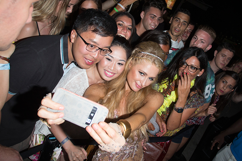Paris Hilton se fotografía con sus fans en Ibiza. "Los amo tanto", dice.