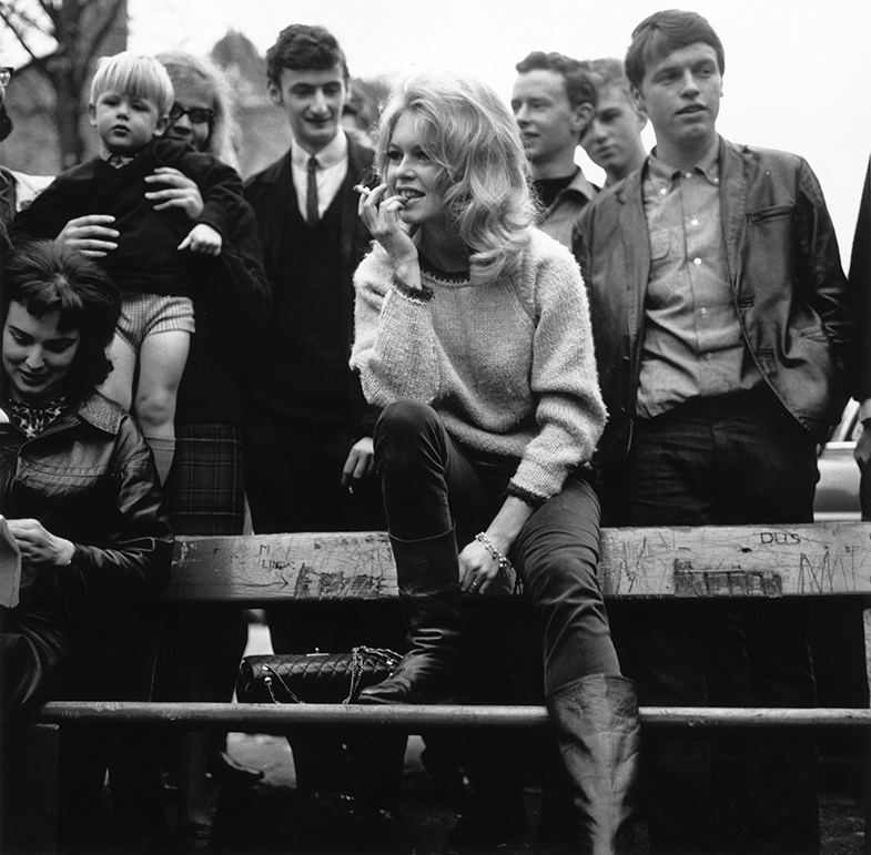 Brigitte Bardot rodando en Londres, en 1963. A su lado en el banco, el bolso más deseado de la historia. © Getty Images
