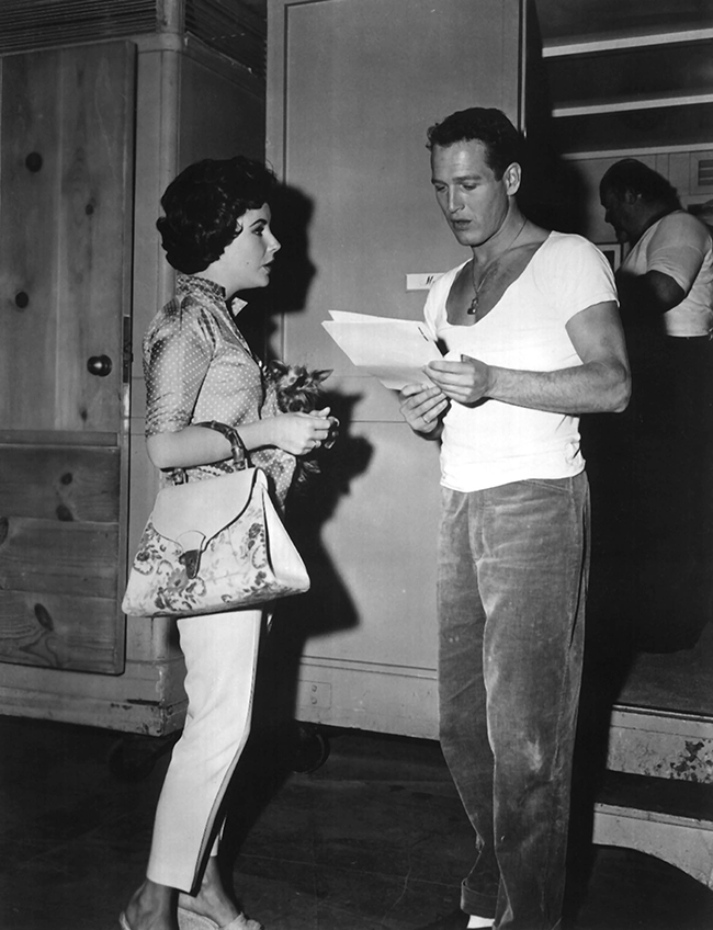 Si Paul Newman te sujeta el guión, no hay problema. En la imagen, el actor junto a Elizabeth Taylor (con su Bamboo de Gucci) en el rodaje de 'La gata sobre el tejado de zinc). © Cordon Press