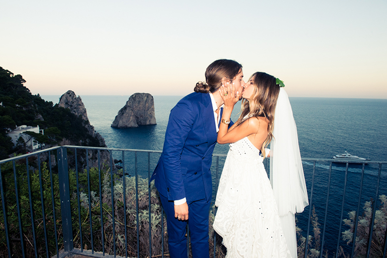 Erica Pelosini y se casaron en Capri © The Coveteur