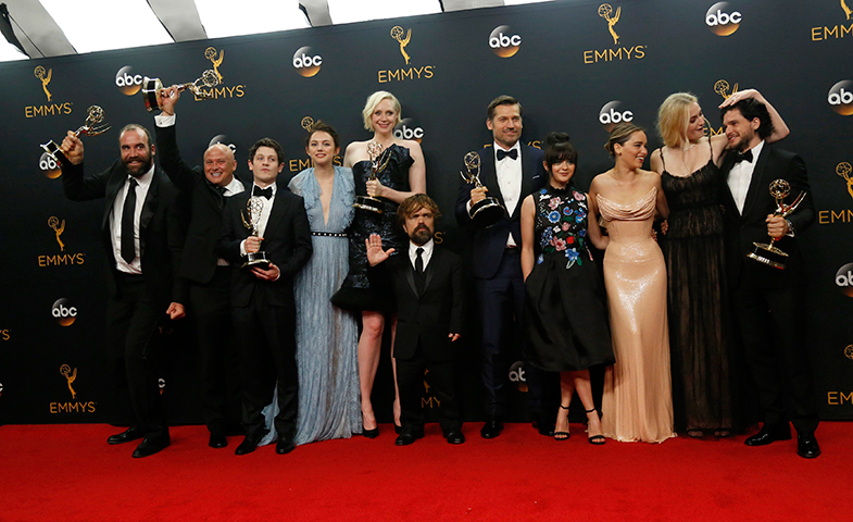 El casting de 'Juego de Tronos' celebrando que se han convertido en la serie más premiada de la historia de los Emmy. © Cordon Press
