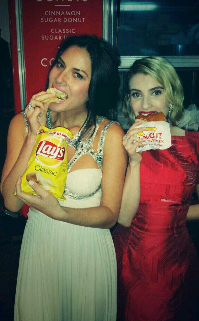 Olivia Munn y Emma Roberts se pusieran finas a hamburguesas tras la ceremonia de los Oscar ©Twitter