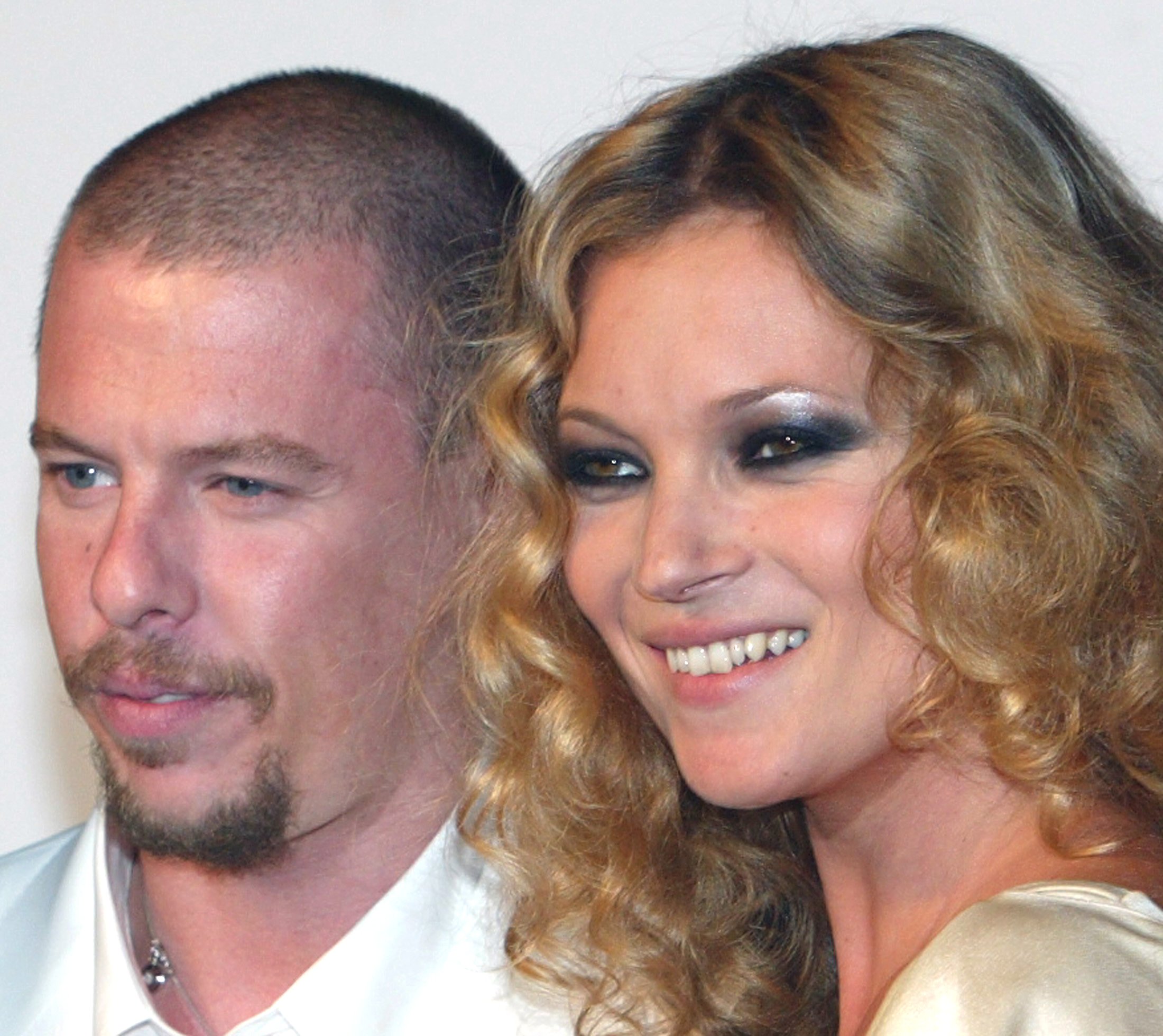 Alexander McQueen junto a su musa y amiga, Kate Moss, en 2004. ©CordonPress.