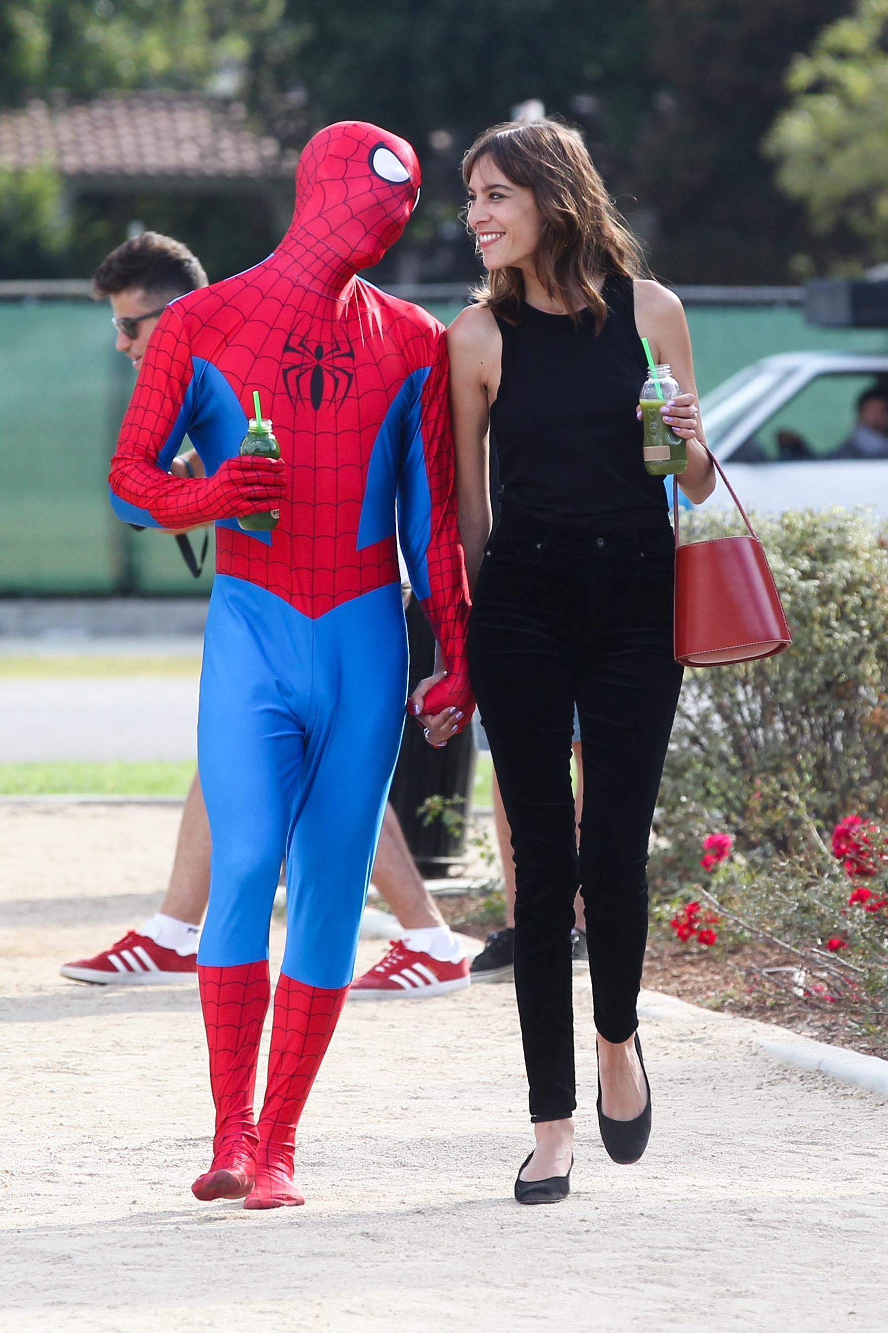 Alexa Chung y Spider-Man: una delirante pareja en Beverly Hills