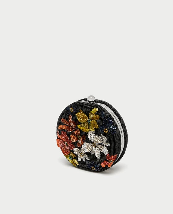 Clutch de flores, de Zara.