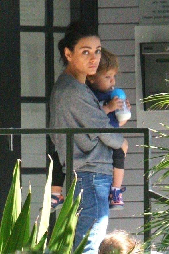 Mila Kunis con el pequeño Dimitri en brazos
