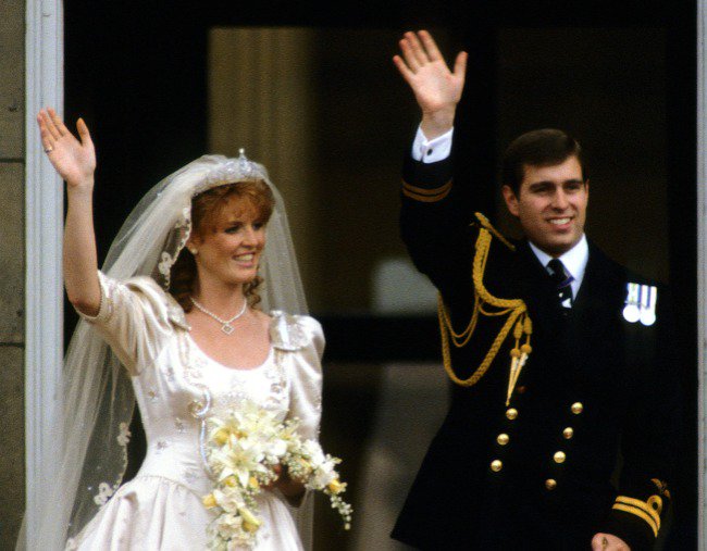 Sarah Ferguson y el príncipe Andrés el día de su boda (1986).
