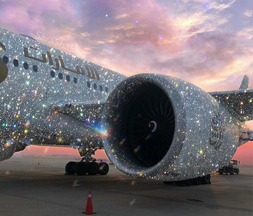 Un avión cubierto de diamantes