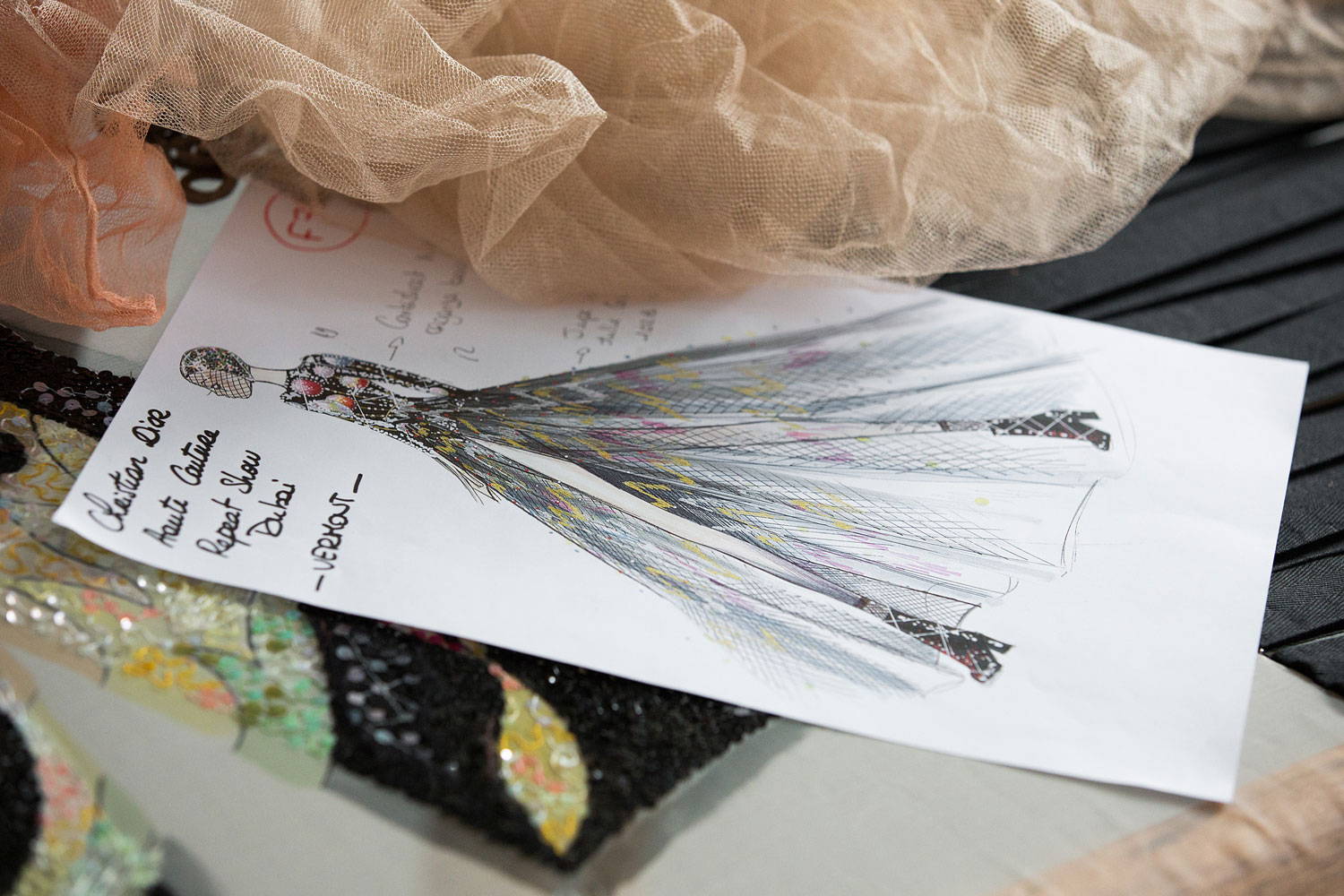 ¿Cómo se crea un vestido de alta costura de Dior?