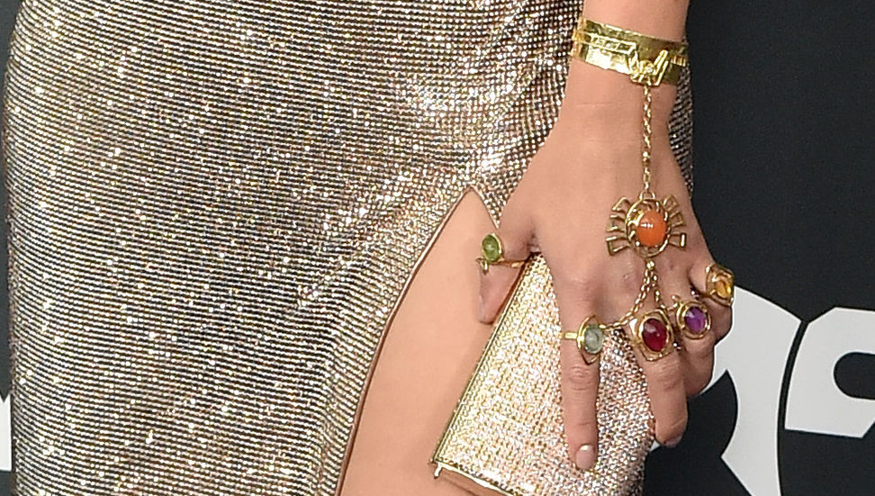 La joyería de Scarlet Johansson emula el guante de Thanos.