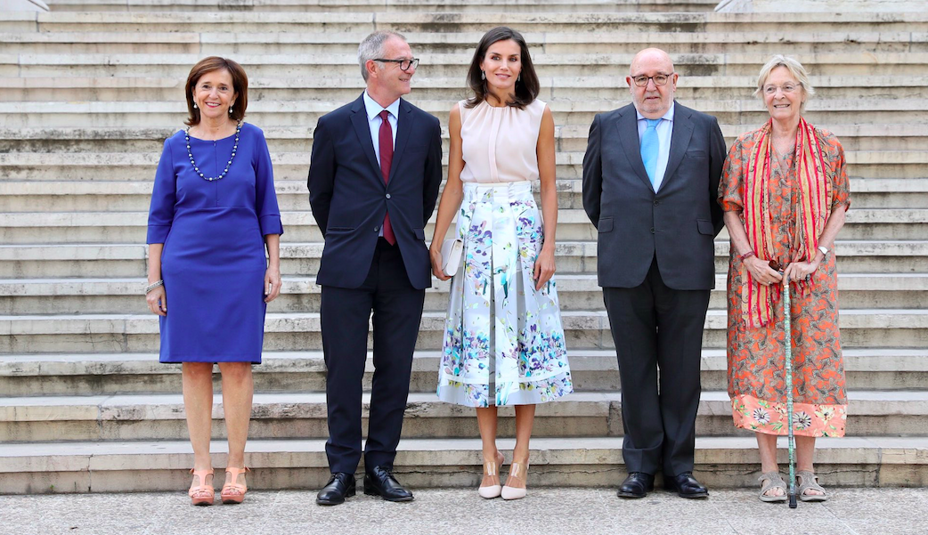 EL último look de la reina Letizia con falda de Adolfo Domínguez