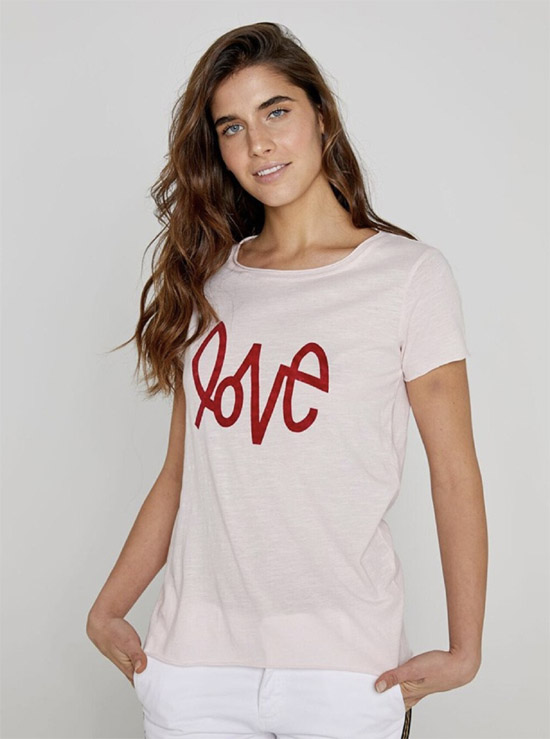 Camiseta Love de Malú junto a Albert RIvrea