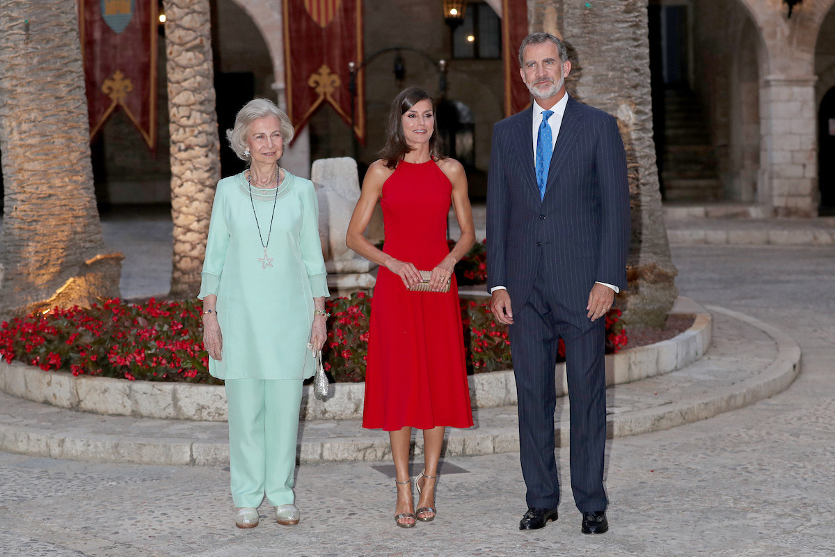 La reina Letizia elige un sencillo vestido midi rojo para la recepción en el Palacio de la Almudaina