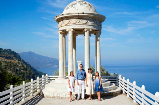 La reina Letizia elige un vestido blanco de Uterqüe en Mallorca