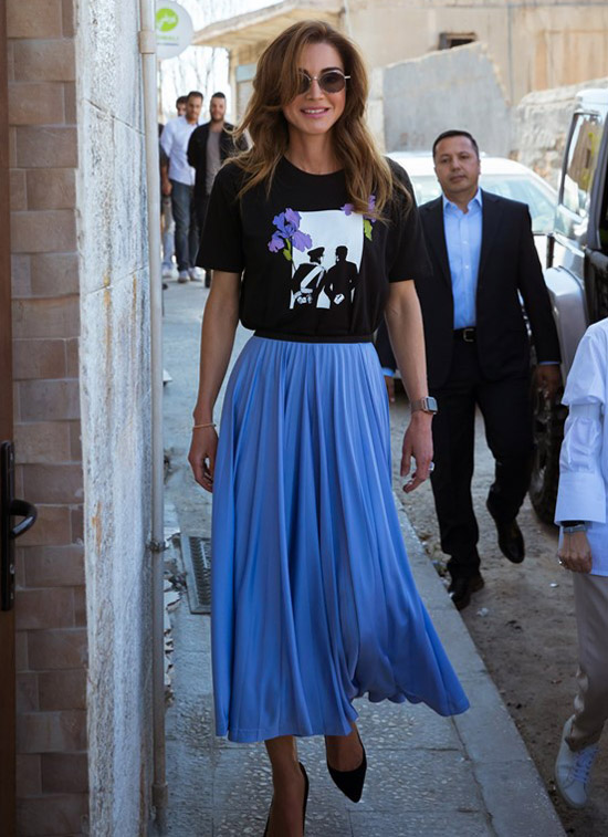 La reina Rania de Jordania luce una camiseta con la imagen familiar de su marido e hijo