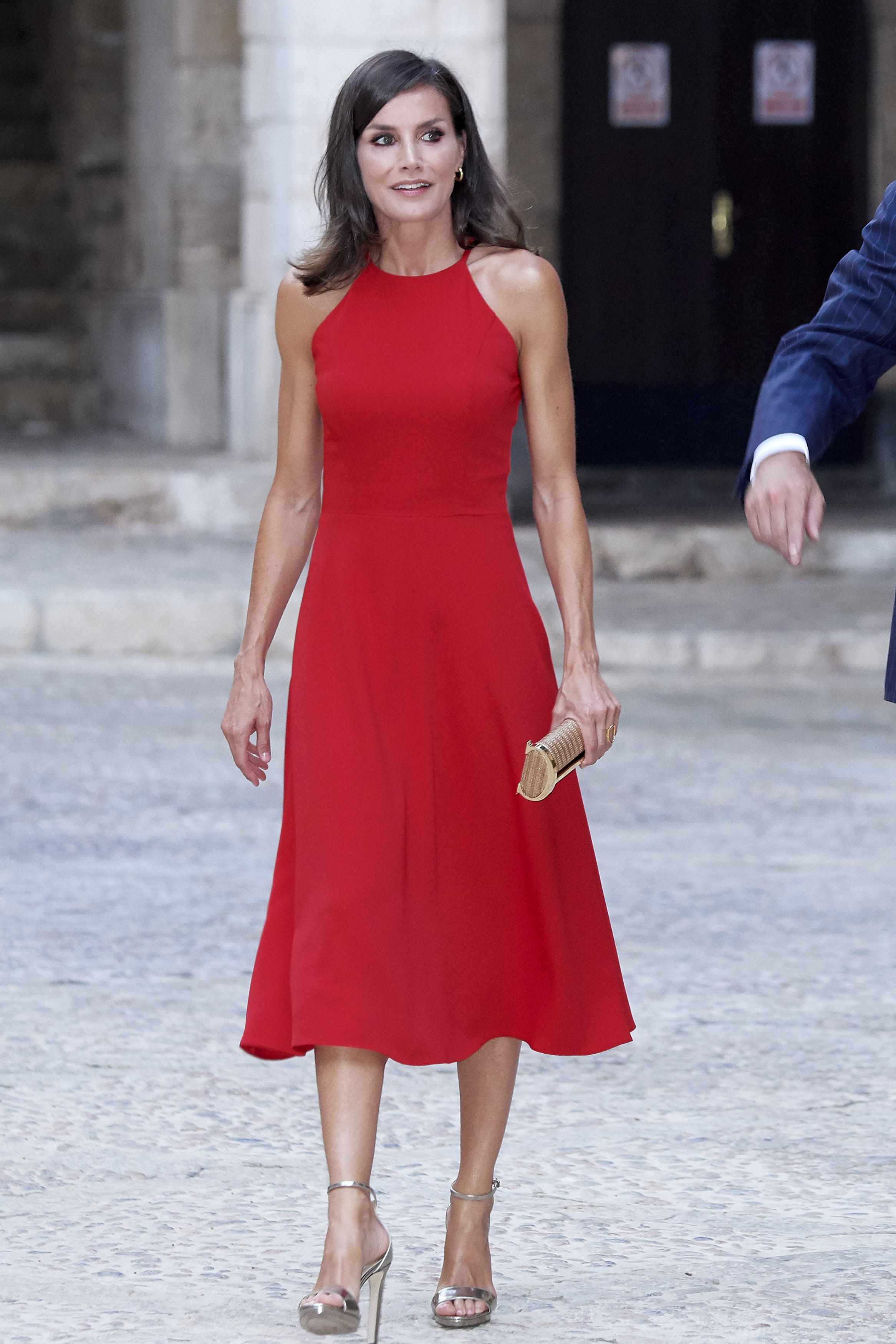 La reina Letizia elige un sencillo vestido midi rojo para la recepción en el Palacio de la Almudaina