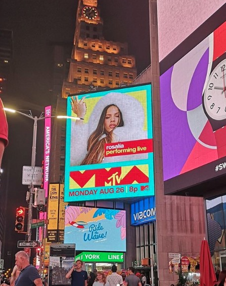 Rosalía conquista las pantallas de Time Square anunciando MTV Awards