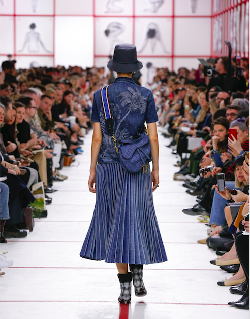 Así se ha creado el nuevo bolso Saddle de Dior en denim