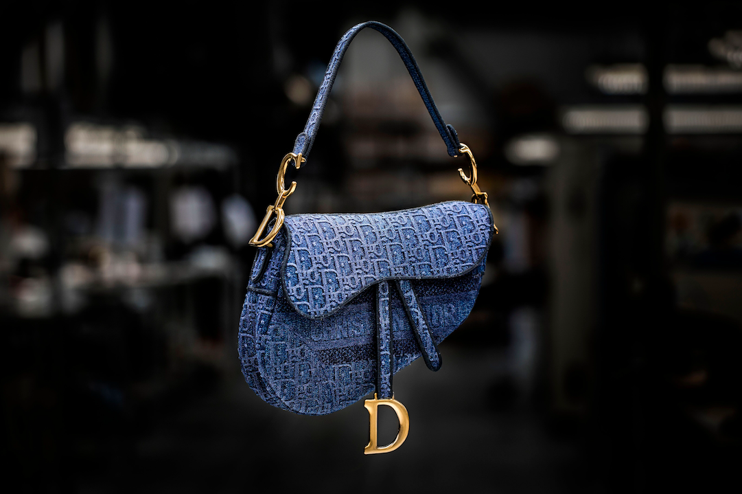 Así se ha creado el nuevo bolso Saddle de Dior en denim