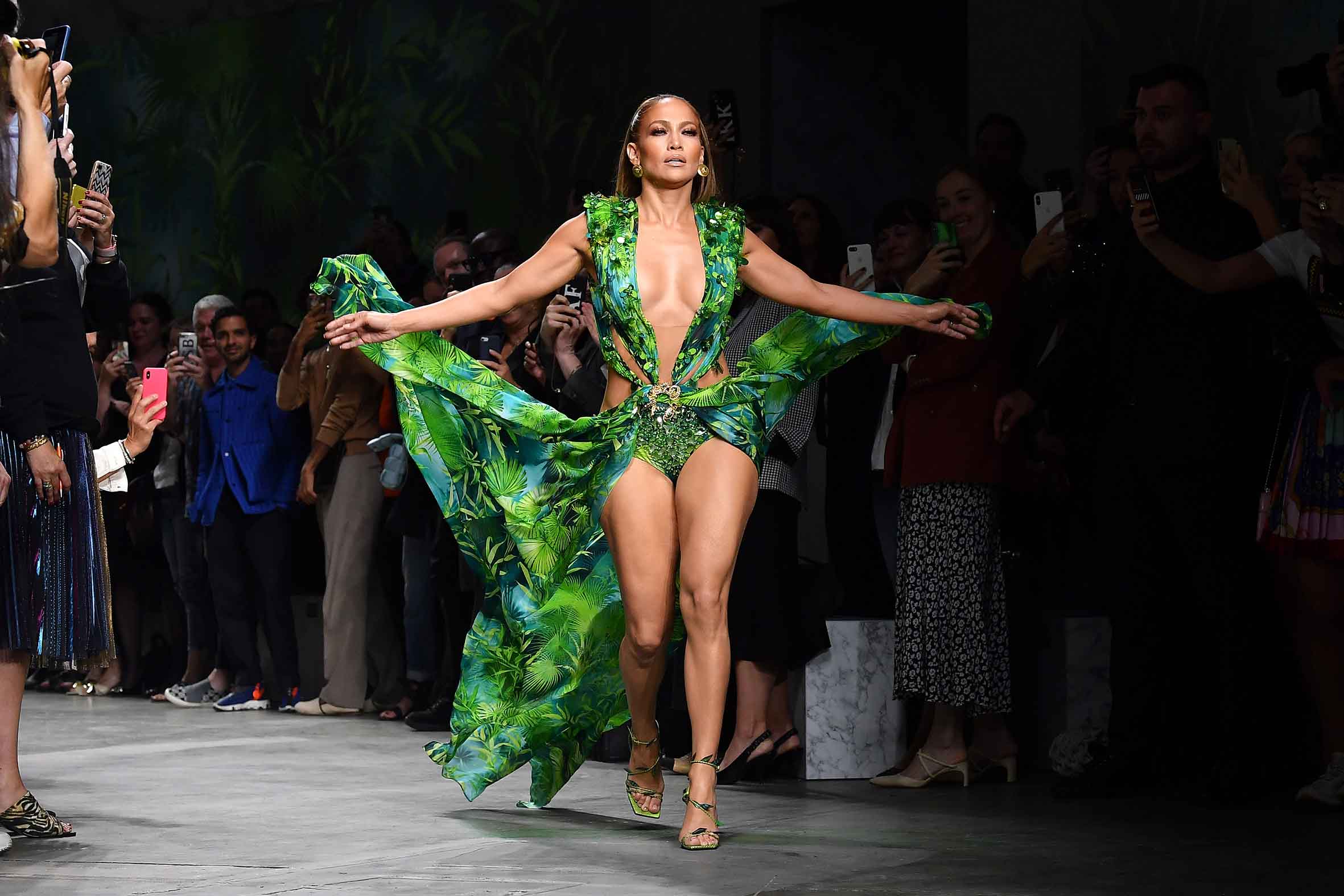 Jennifer Lopez y el jungle dress 20 años después en el desfile de Versace en Milán